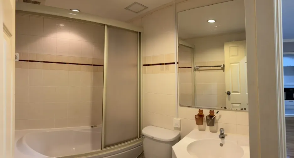 For rent 2 bedrooms condo in Yan Nawa, Bangkok