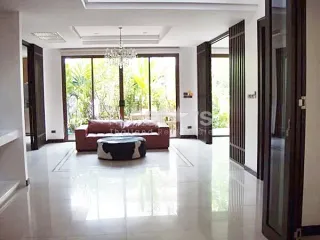À louer 3 chambres maison à Suan Luang, Bangkok