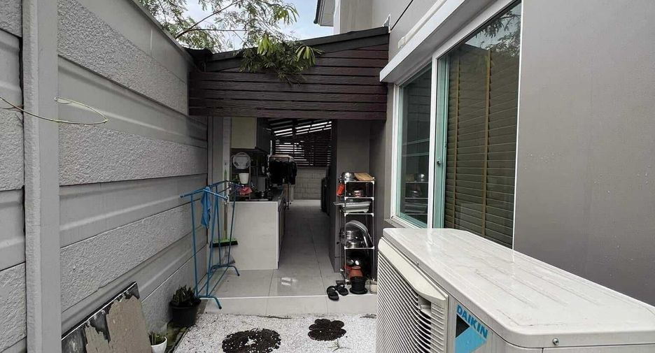Casa en venta y en alquiler de 4 habitaciones en Lat Krabang, Bangkok