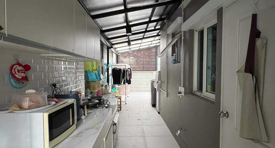 Casa en venta y en alquiler de 4 habitaciones en Lat Krabang, Bangkok