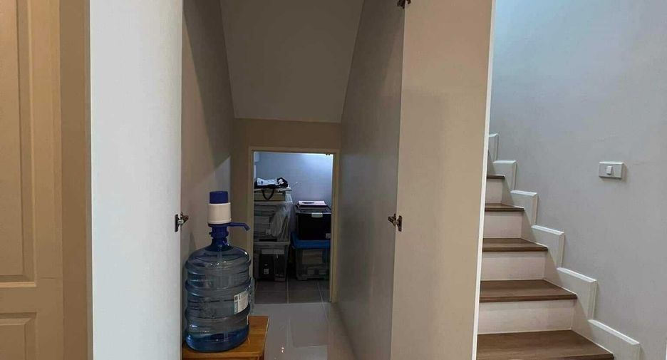 Casa en venta y en alquiler de 4 habitaciones en Lat Krabang, Bangkok