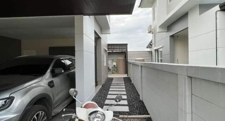 Casa en venta y en alquiler de 4 habitaciones en Lat Krabang, Bangkok