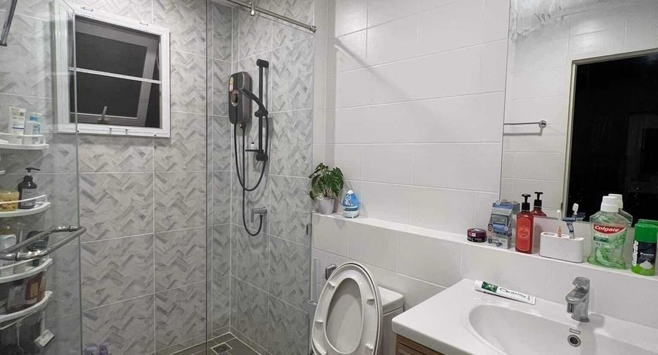 Casa en venta y en alquiler de 4 habitaciones en Lat Krabang, Bangkok