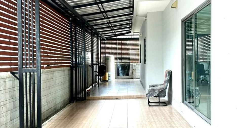 出租 3 卧室 独立屋 在 Lat Krabang, 曼谷