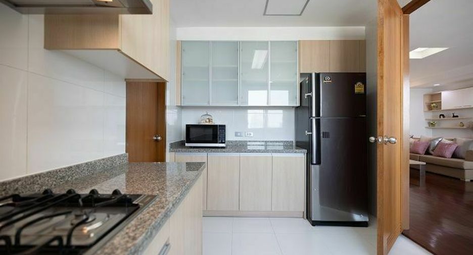 For rent 2 bedrooms apartment in Khlong Toei, Bangkok