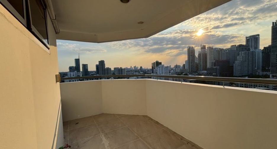 For rent 2 bedrooms condo in Khlong Toei, Bangkok