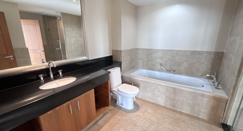 For rent 3 bedrooms condo in Sathon, Bangkok