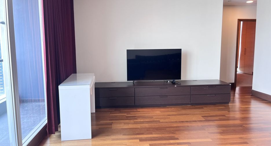 For rent 3 bedrooms condo in Sathon, Bangkok