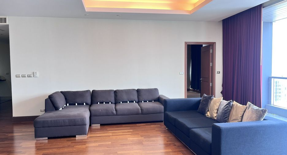 For rent 3 bedrooms condo in Sathon, Bangkok