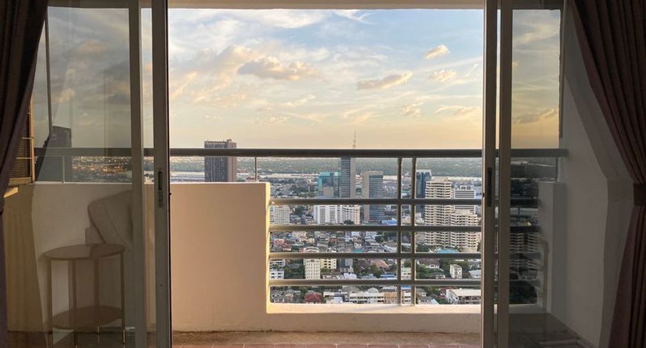 For rent 2 bedrooms condo in Khlong Toei, Bangkok