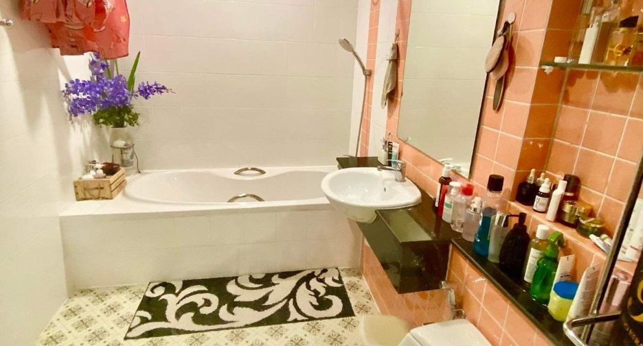 For sale 4 bedrooms townhouse in Yan Nawa, Bangkok