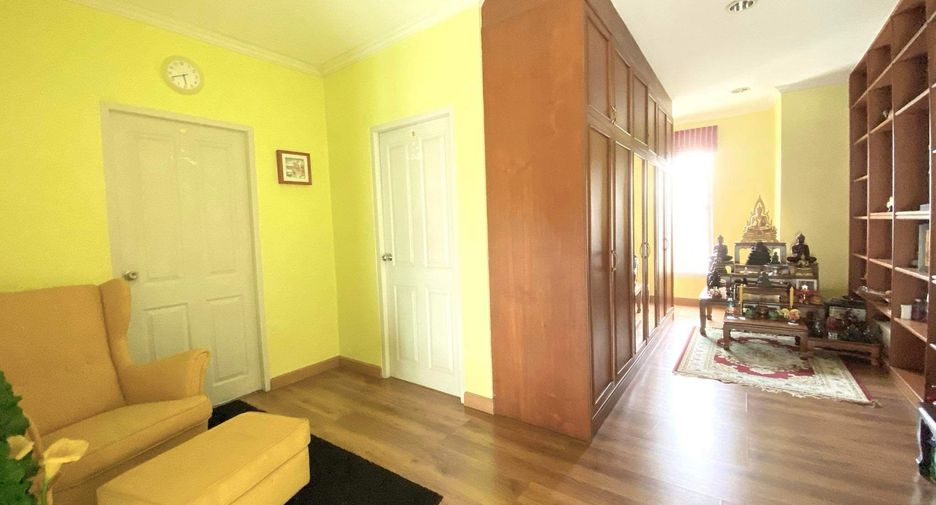 For sale 4 bedrooms townhouse in Yan Nawa, Bangkok