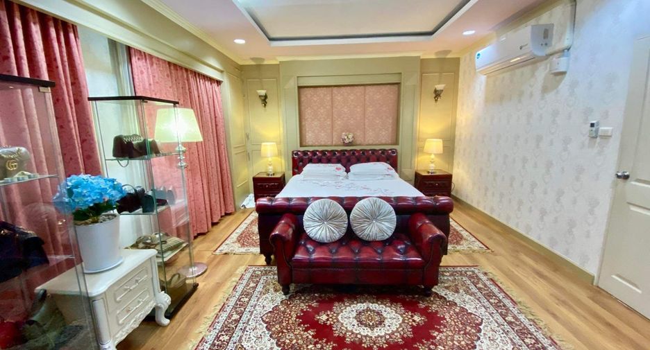 For sale 4 bedrooms townhouse in Yan Nawa, Bangkok