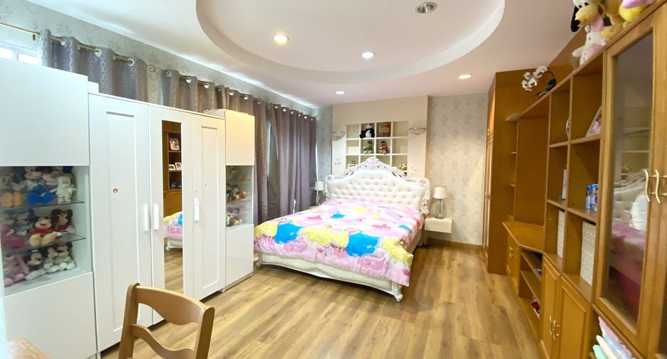 For sale 4 bedrooms townhouse in Yan Nawa, Bangkok