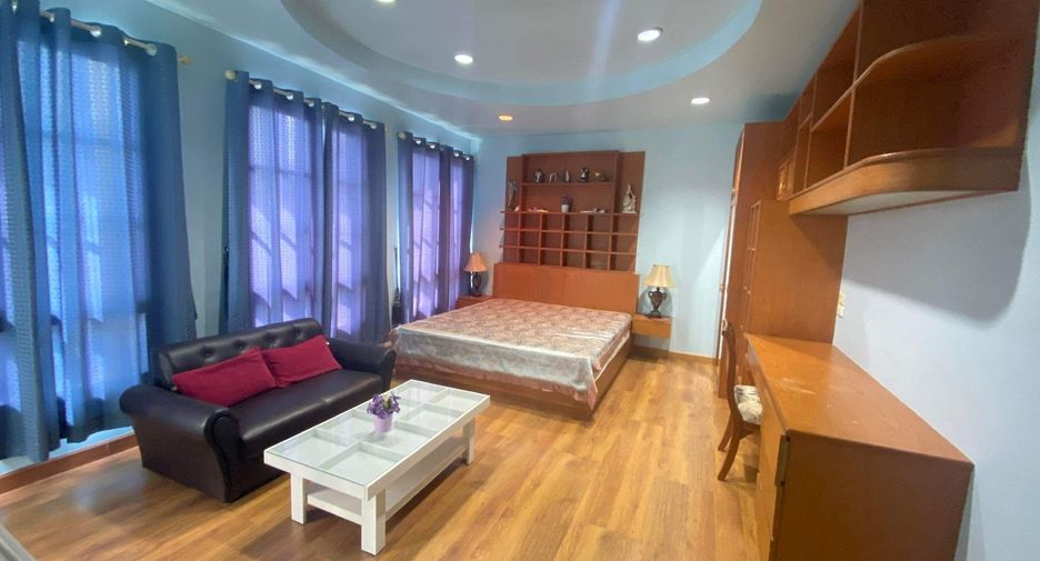 For sale 4 bedrooms townhouse in Yan Nawa, Bangkok
