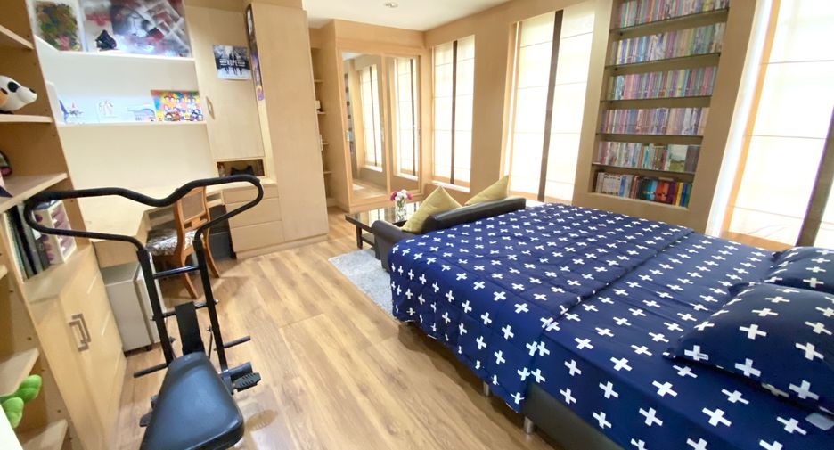 For sale 4 bedrooms townhouse in Yan Nawa, Bangkok