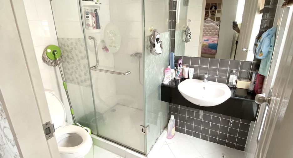 For sale 4 bedrooms townhouse in Yan Nawa, Bangkok