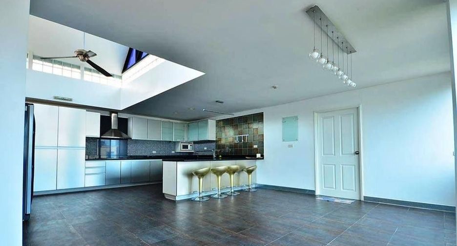 For rent 3 bedrooms condo in Watthana, Bangkok