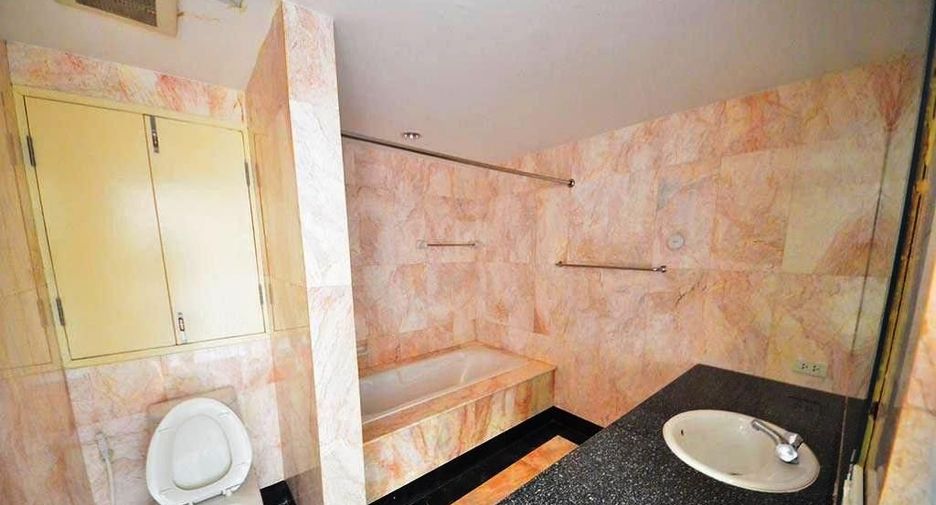 For rent 3 bedrooms condo in Watthana, Bangkok