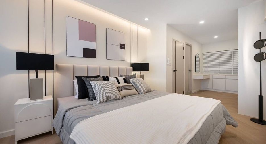 For rent 3 bedrooms condo in Watthana, Bangkok