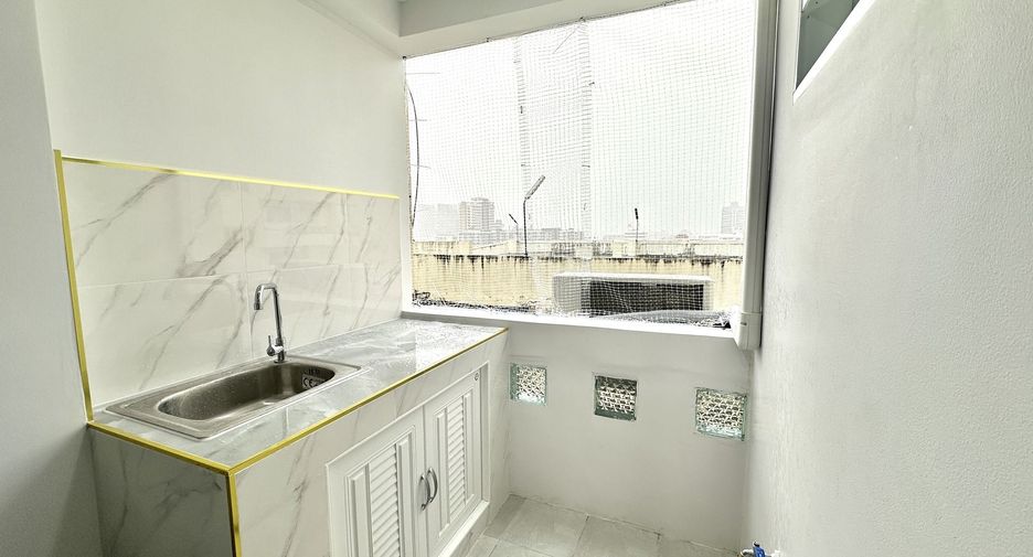 For sale studio condo in Wang Thonglang, Bangkok