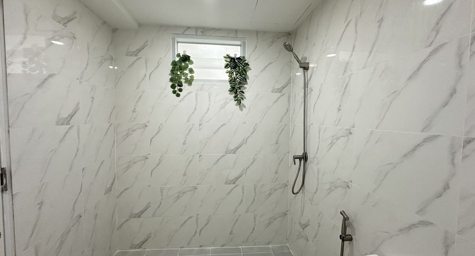 For sale studio condo in Wang Thonglang, Bangkok