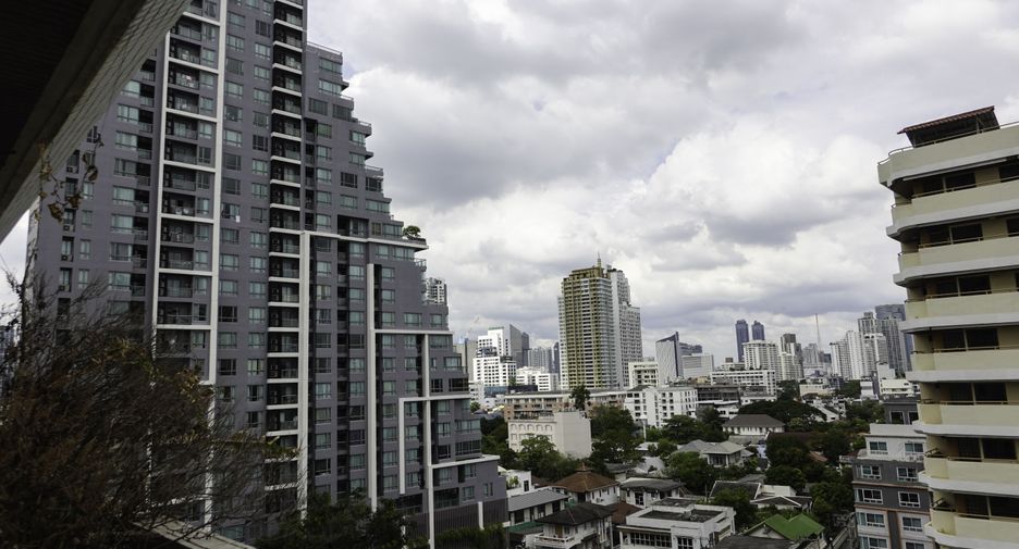 For rent 2 bedrooms condo in Watthana, Bangkok