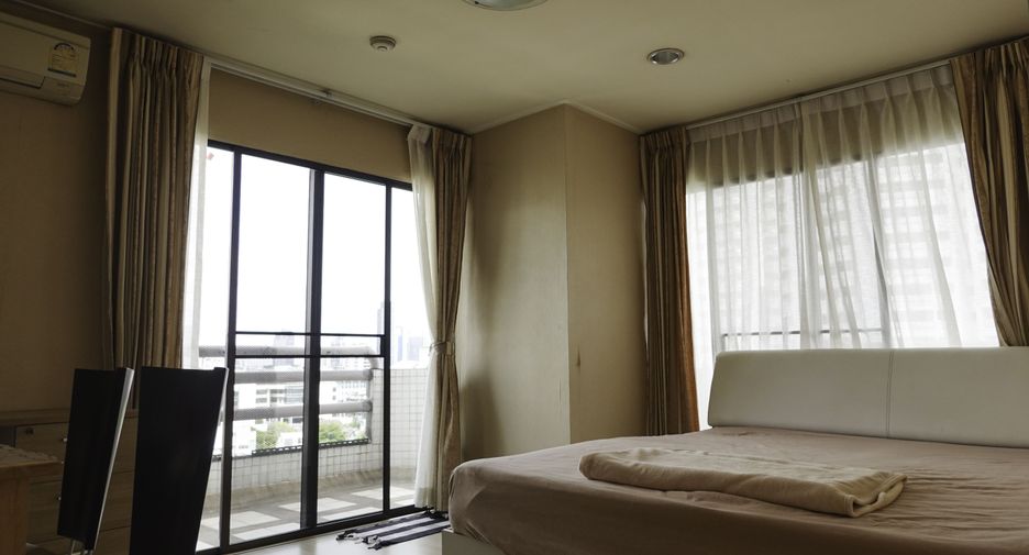 For rent 2 bedrooms condo in Watthana, Bangkok
