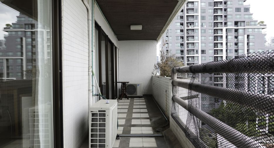 For rent 2 bedrooms condo in Watthana, Bangkok
