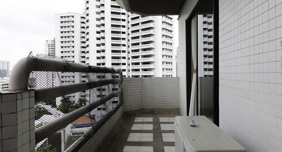 For rent 2 bedrooms condo in Watthana, Bangkok
