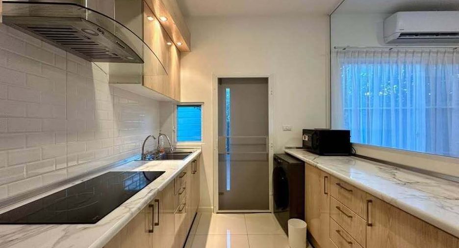 For rent 3 bedrooms townhouse in Prawet, Bangkok