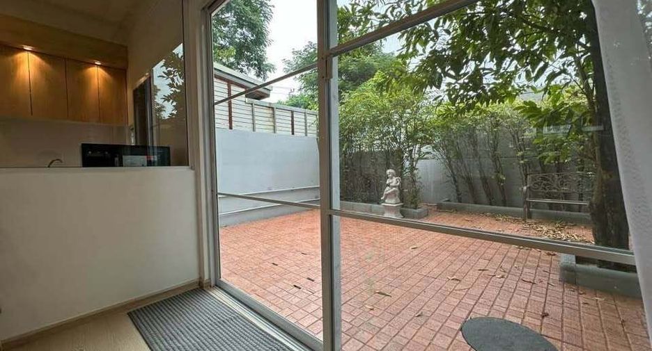 For rent 3 bedrooms townhouse in Prawet, Bangkok