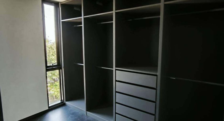 For rent 4 ベッドルーム townhouse in Huai Khwang, Bangkok