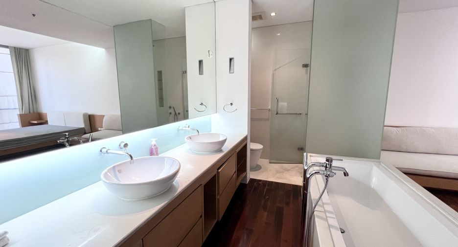 For rent 2 bedrooms condo in Khlong Toei, Bangkok