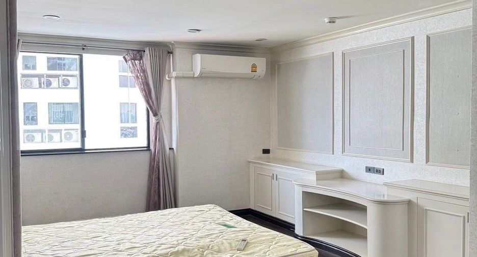 For rent 3 bedrooms condo in Khlong Toei, Bangkok