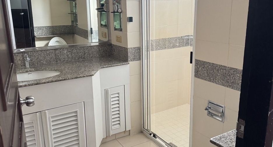 For rent 3 bedrooms condo in Khlong Toei, Bangkok