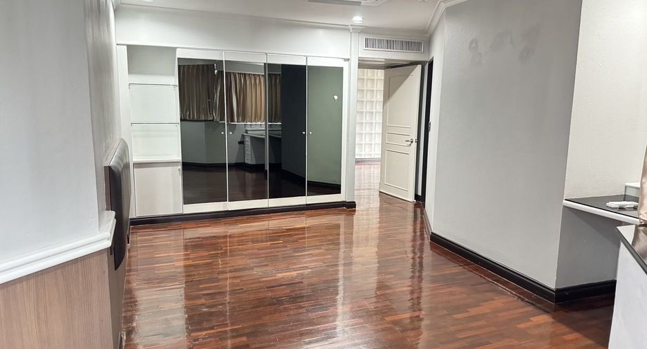 For rent 3 bedrooms condo in Khlong Toei, Bangkok