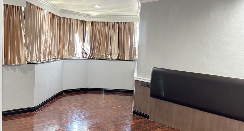 For rent 3 bedrooms condo in Khlong Toei, Bangkok