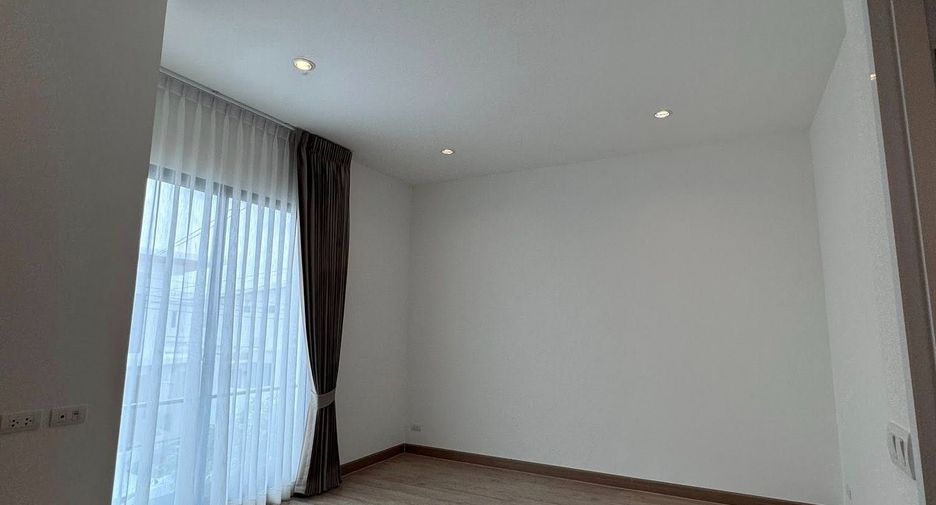 For rent 3 bedrooms townhouse in Bang Phli, Samut Prakan