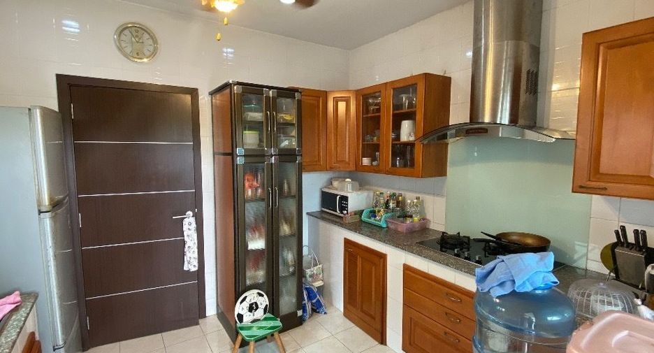 For sale 5 bedrooms house in Saphan Sung, Bangkok