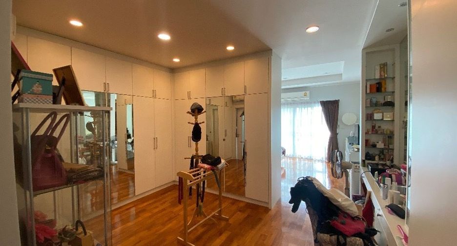 For sale 5 bedrooms house in Saphan Sung, Bangkok