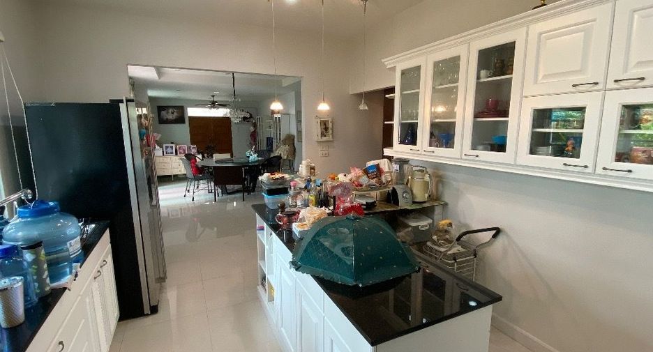 For sale 5 bedrooms house in Saphan Sung, Bangkok