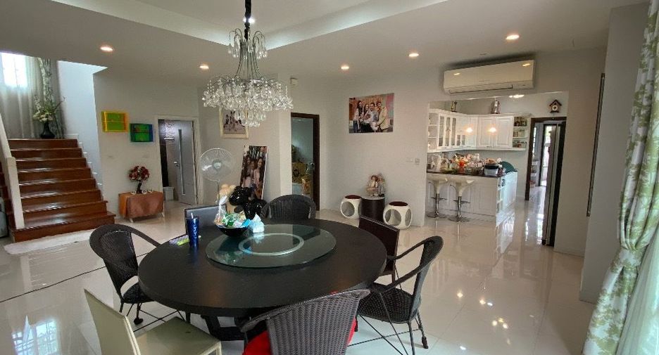 For sale 5 bedrooms house in Saphan Sung, Bangkok