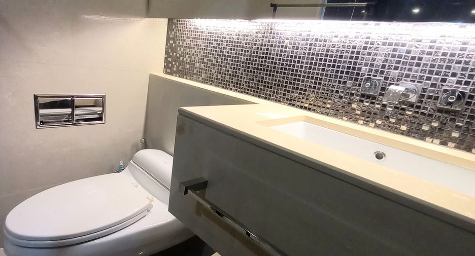 For rent 2 bedrooms condo in Watthana, Bangkok