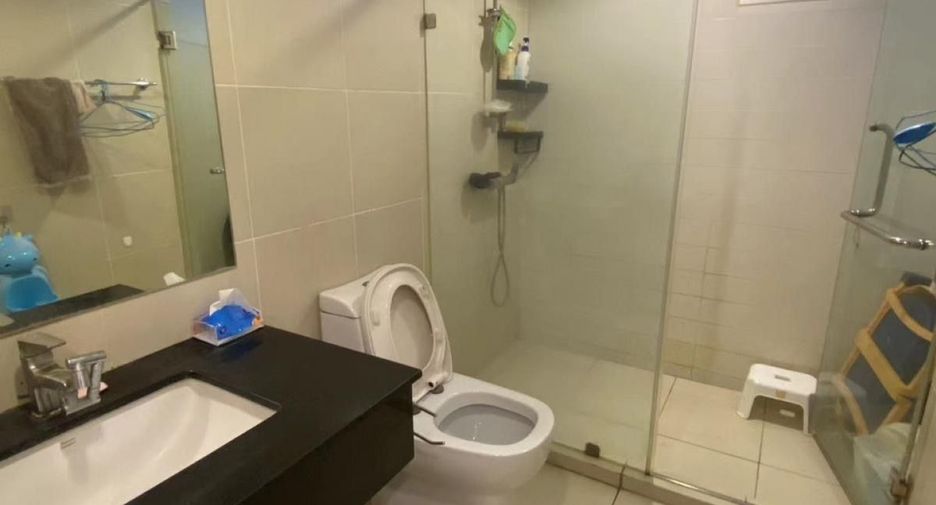 For rent 2 bedrooms condo in Huai Khwang, Bangkok