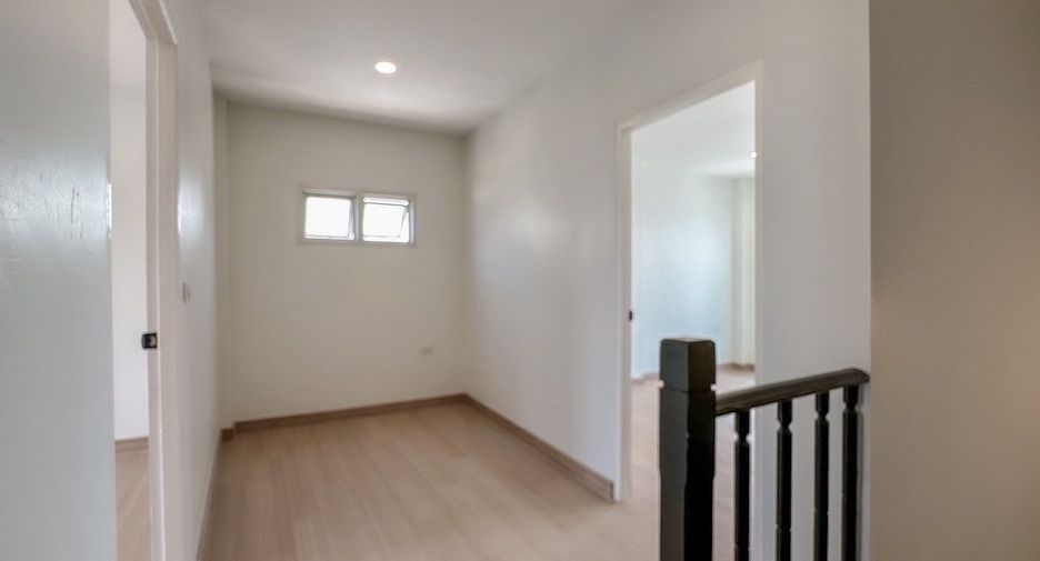For sale 4 bedrooms townhouse in Wang Thonglang, Bangkok