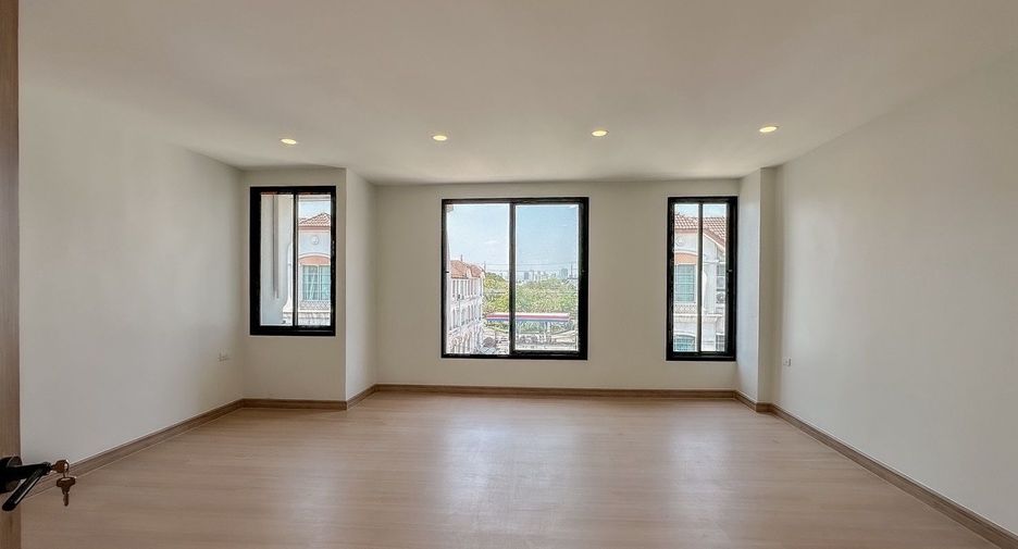 For sale 4 bedrooms townhouse in Wang Thonglang, Bangkok