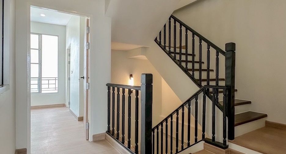 For sale 4 bedrooms townhouse in Wang Thonglang, Bangkok