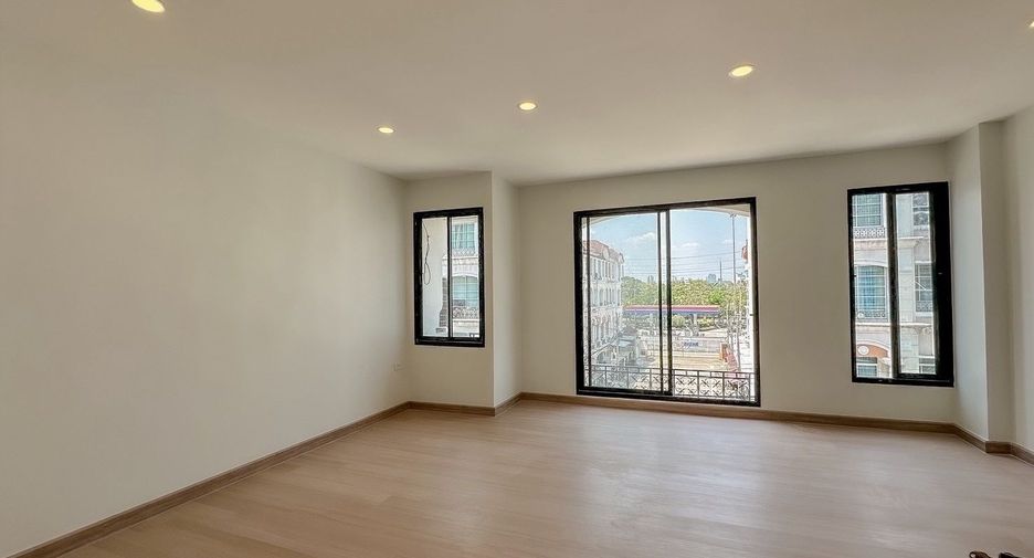 For sale 4 bedrooms townhouse in Wang Thonglang, Bangkok