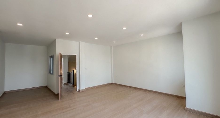 For sale 4 bedrooms townhouse in Wang Thonglang, Bangkok